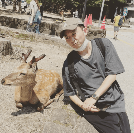 有吉弘行さん（鹿と一緒に写っている写真）
（出典：有吉弘行さん公式Instagramより）