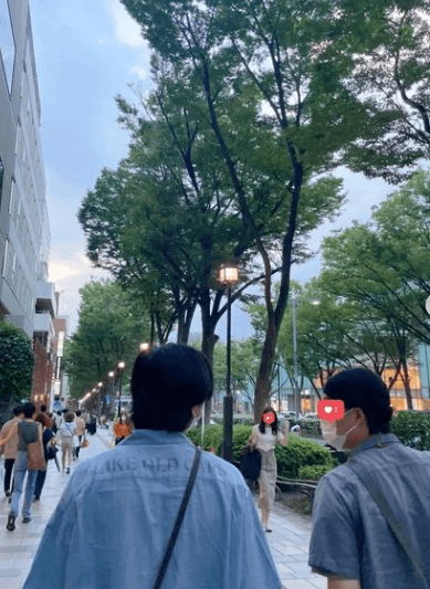 「Tokyo」東京の並木道を歩くナムさん
（出典：ナムさんInstagram rkiveより）