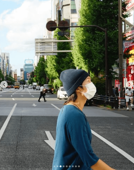 「Tokyo」東京の街を歩くナムさん
（出典：ナムさんInstagram rkive より）