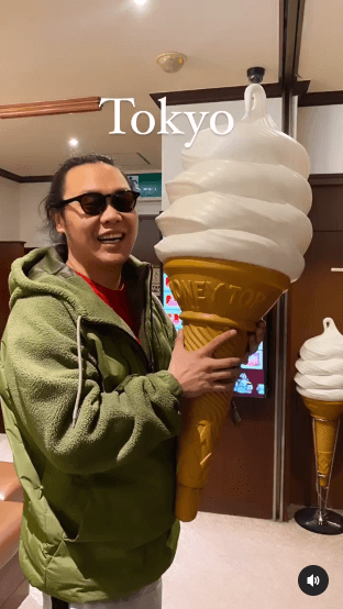 大きいソフトクリームの置き物を手に持って笑顔のバルサ―さん
（出典：バルサ―さんInstagramより）