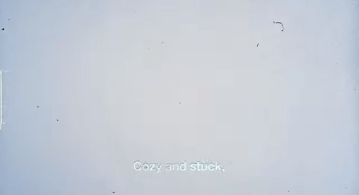 MVの1シーン「〝Cozy and stuck″の文字」 （出典：『Rainy Days』MVより）