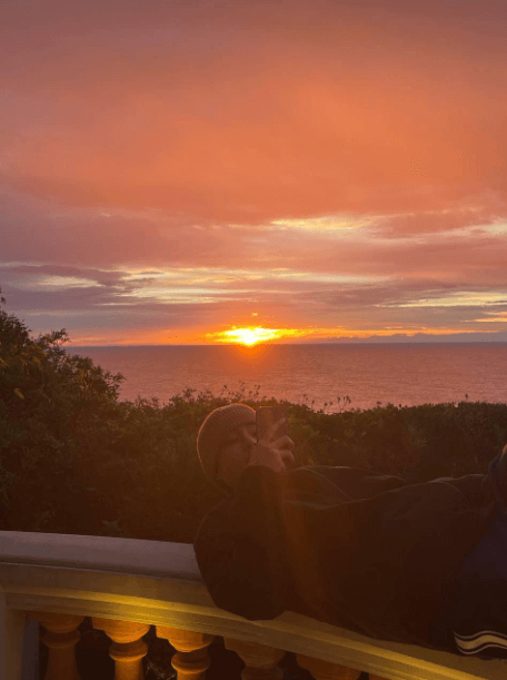 フランスで撮影した景色（空、夕陽、海）とVさんの写真
（出典：Vさん10月27日Weverse投稿より）