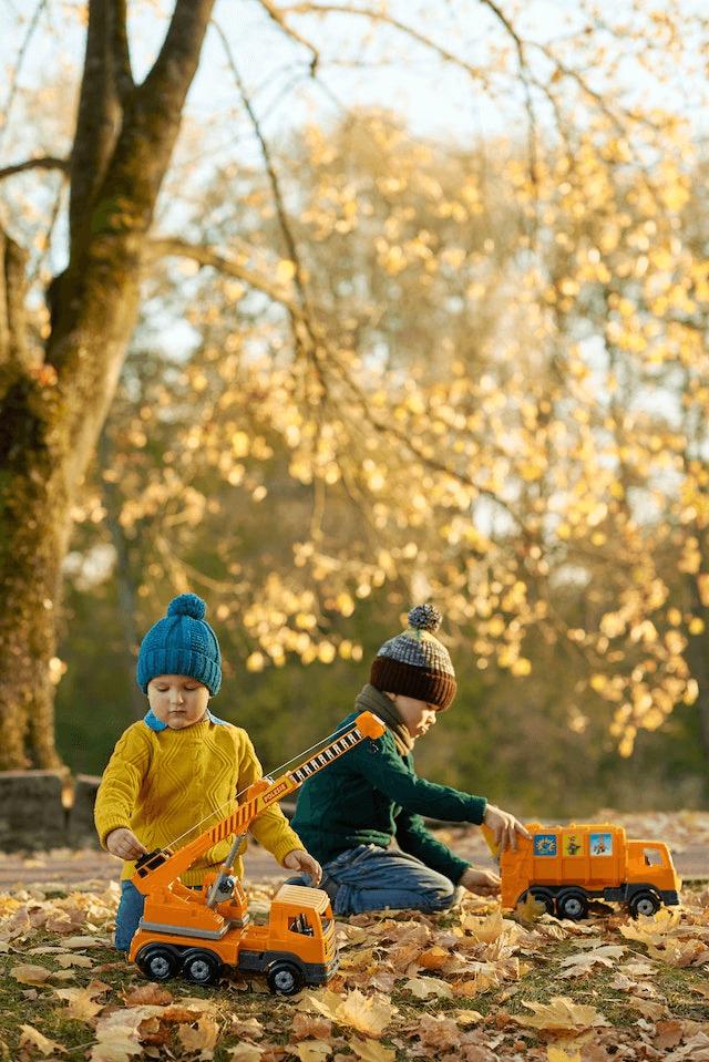 公園で遊ぶ子どもたち
（出典：Free素材pexels-polesie-toysより）