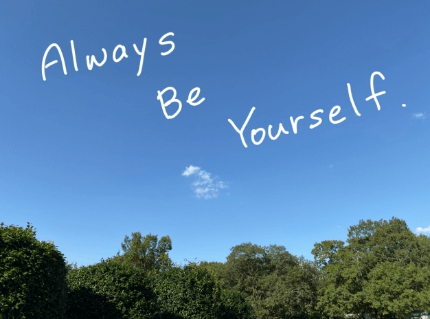 Always Be Yourselfの文字と空
（出典：Free画像より）