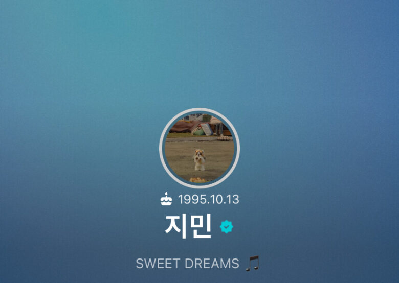 ジミンさんのWeverseプロフィール写真（MVに出てきたワンちゃん）
「SWEET D
REAMS♪」のキャプション
（出典：Weverse）