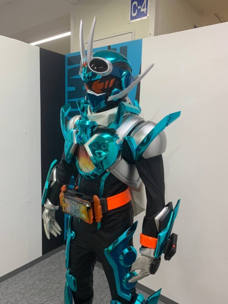 『仮面ライダーガッチャード』スーツの展示 （筆者撮影）